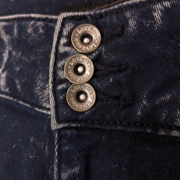 Skinny acid wash denim jeans with skull grommet and dual button zipper fly - Picture 5 of 9